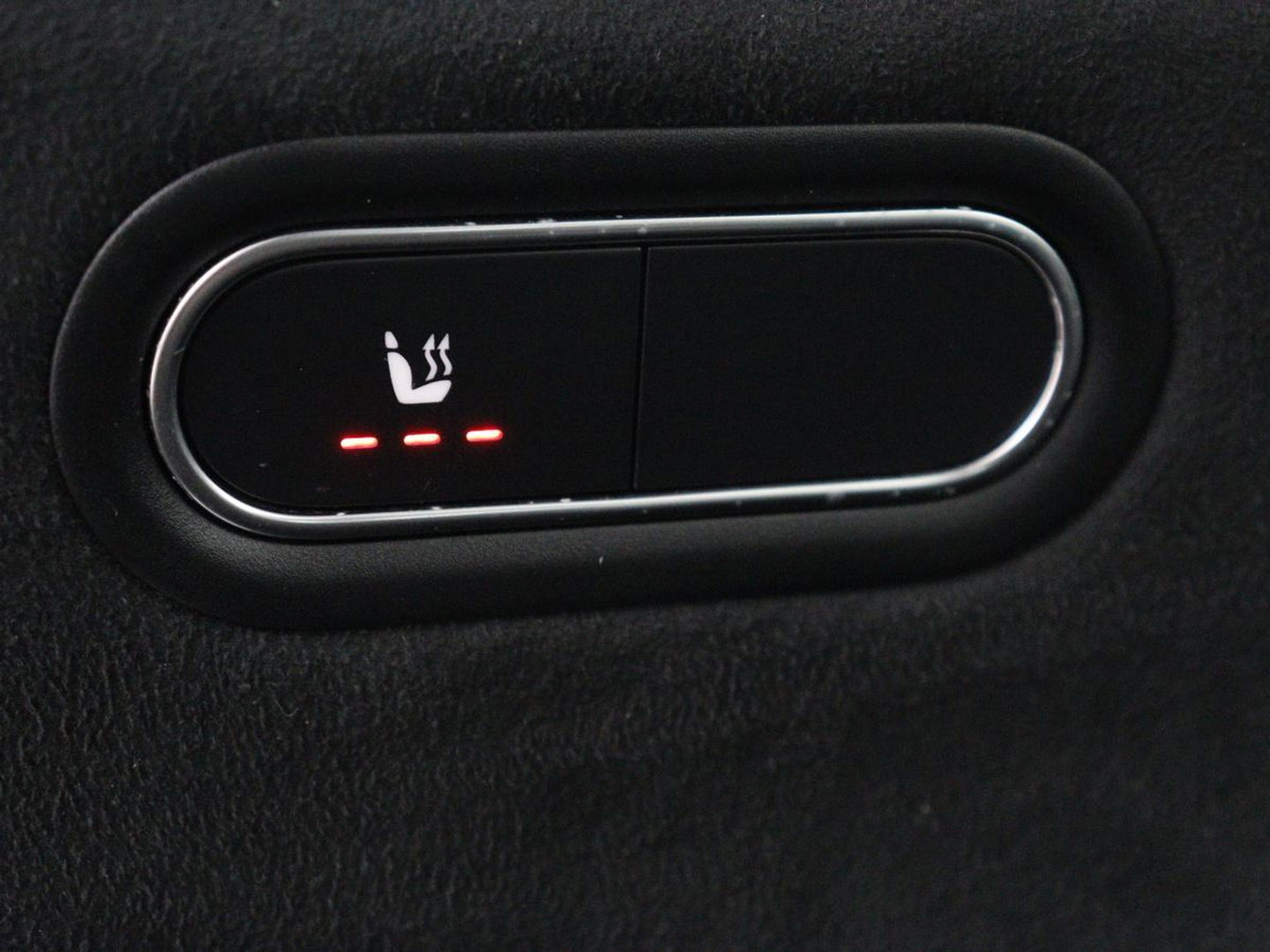 Mercedes-Benz A-Klasse 200 Business Solution AMG | Stoelverwarming | Carplay | Leder/Alcantara | Camera | Sfeerverlichting | Park Assist | Climate control | Full LED | Bluetooth | Cruise control