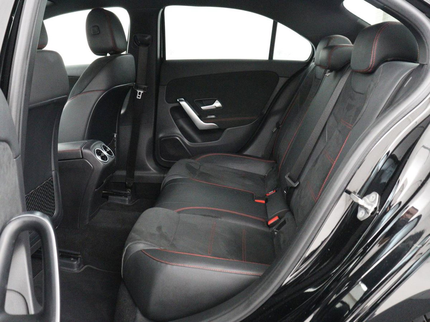 Mercedes-Benz A-Klasse 200 Business Solution AMG | Stoelverwarming | Carplay | Leder/Alcantara | Camera | Sfeerverlichting | Park Assist | Climate control | Full LED | Bluetooth | Cruise control