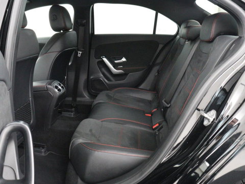 Mercedes-Benz A-Klasse 200 Business Solution AMG | Stoelverwarming | Carplay | Leder/Alcantara | Camera | Sfeerverlichting | Park Assist | Climate control | Full LED | Bluetooth | Cruise control