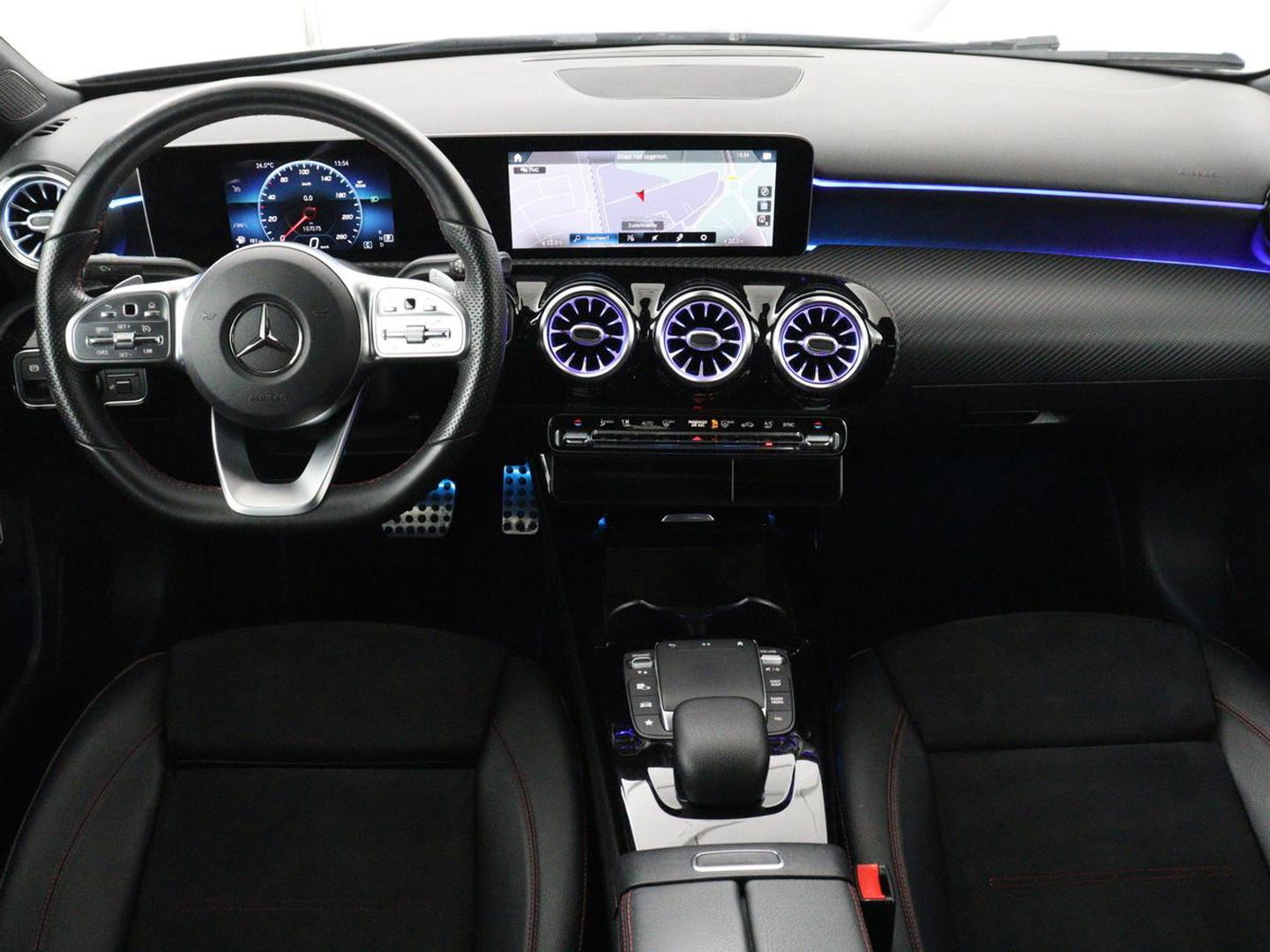 Mercedes-Benz A-Klasse 200 Business Solution AMG | Stoelverwarming | Carplay | Leder/Alcantara | Camera | Sfeerverlichting | Park Assist | Climate control | Full LED | Bluetooth | Cruise control