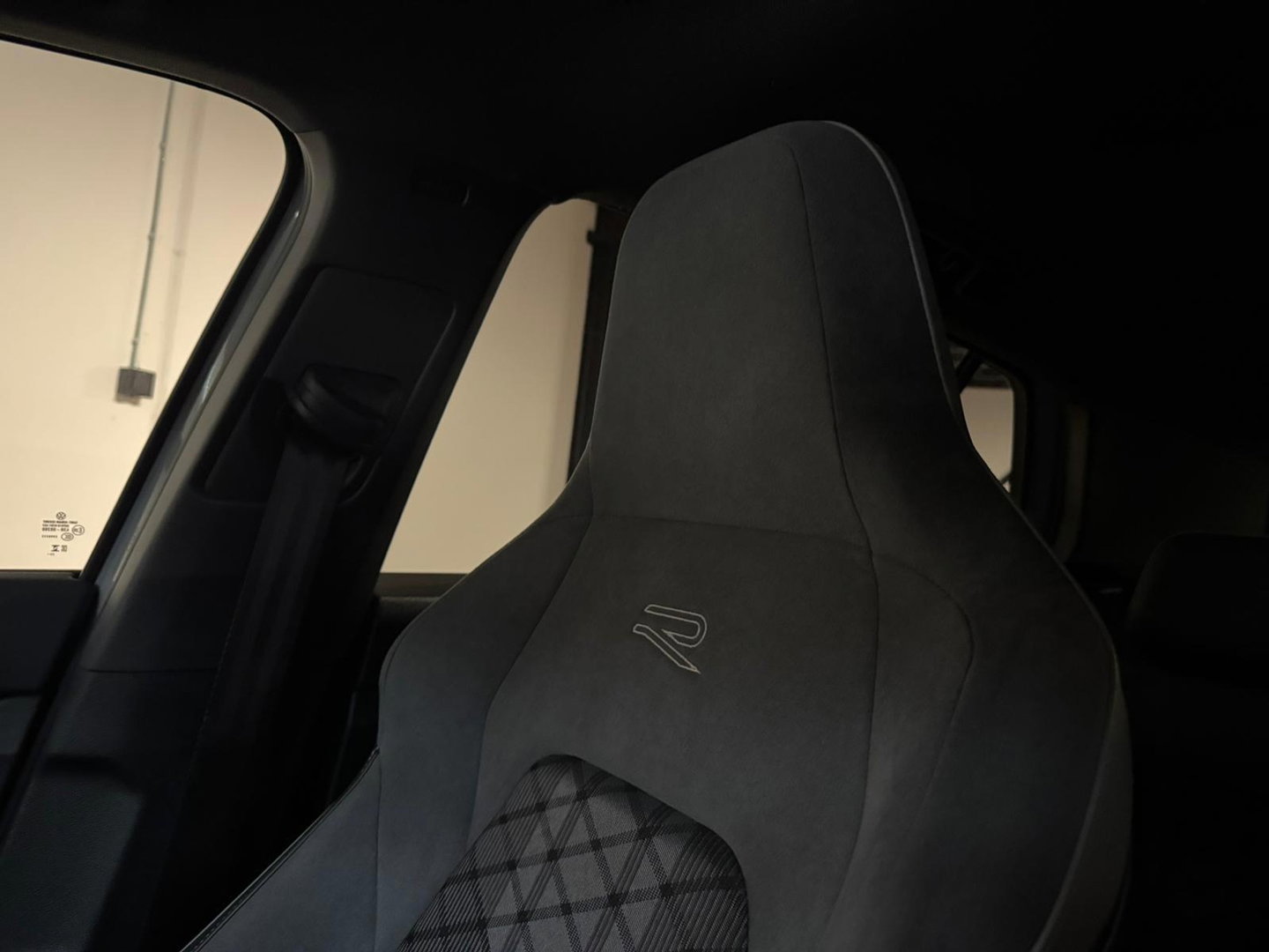 Volkswagen Golf 1.5 eTSI R-Line PANO KEYLESS CAM