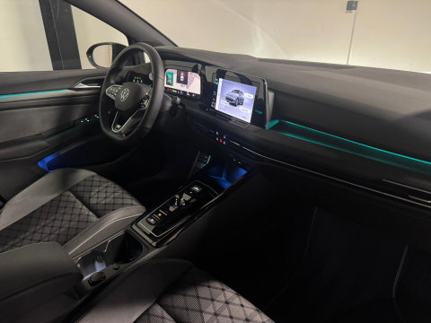 Volkswagen Golf 1.5 eTSI R-Line PANO KEYLESS CAM