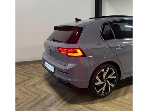 Volkswagen Golf 1.5 eTSI R-Line PANO KEYLESS CAM