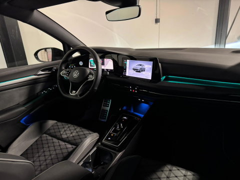 Volkswagen Golf 1.5 eTSI R-Line PANO KEYLESS CAM