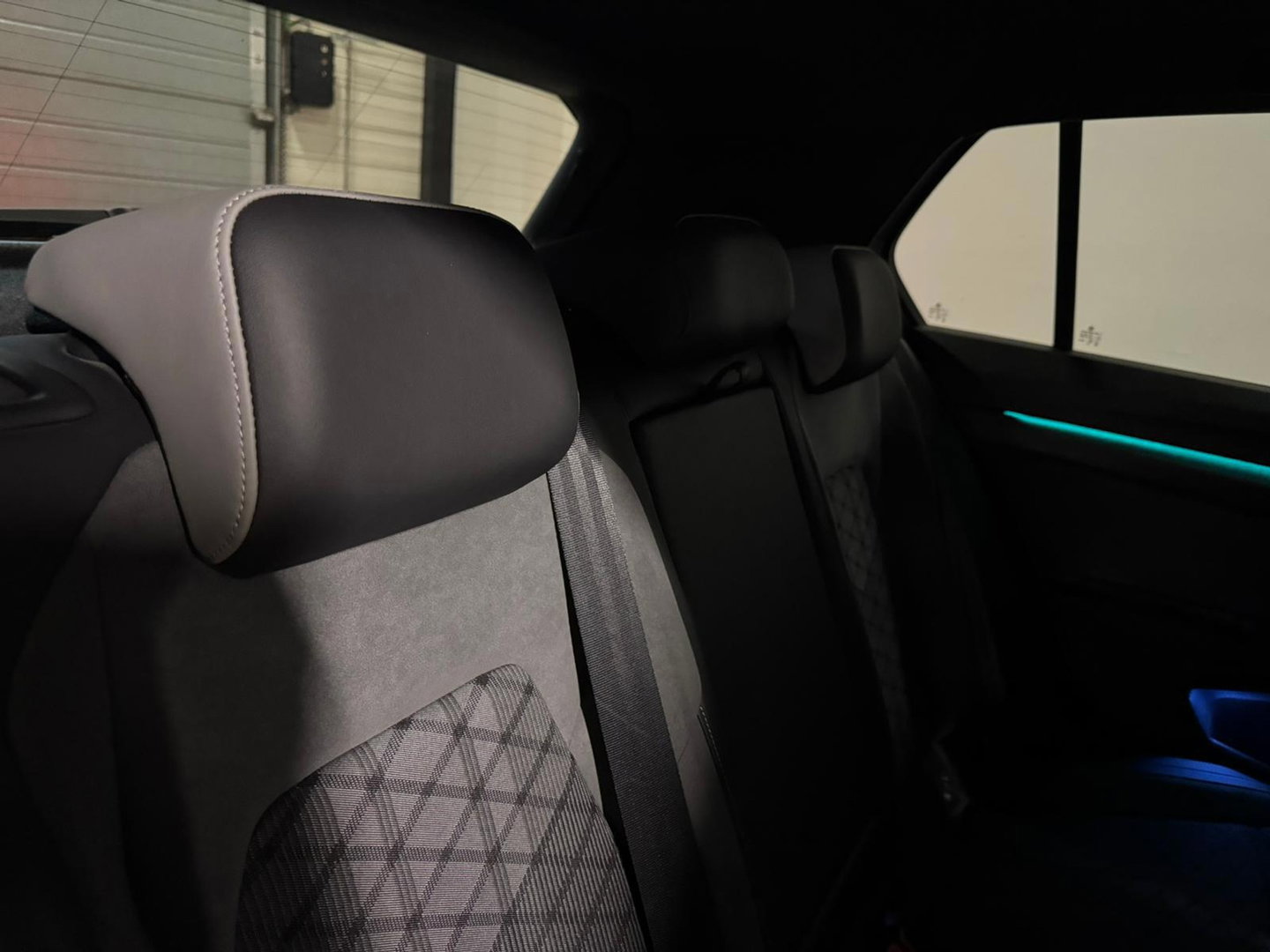 Volkswagen Golf 1.5 eTSI R-Line PANO KEYLESS CAM