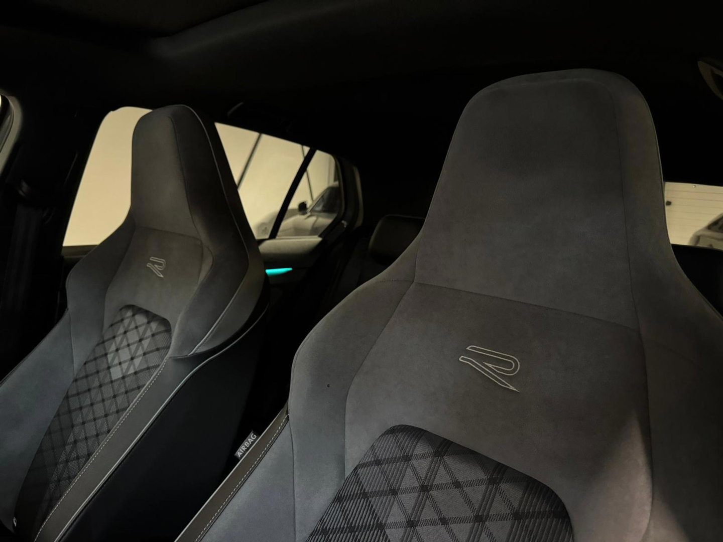 Volkswagen Golf 1.5 eTSI R-Line PANO KEYLESS CAM
