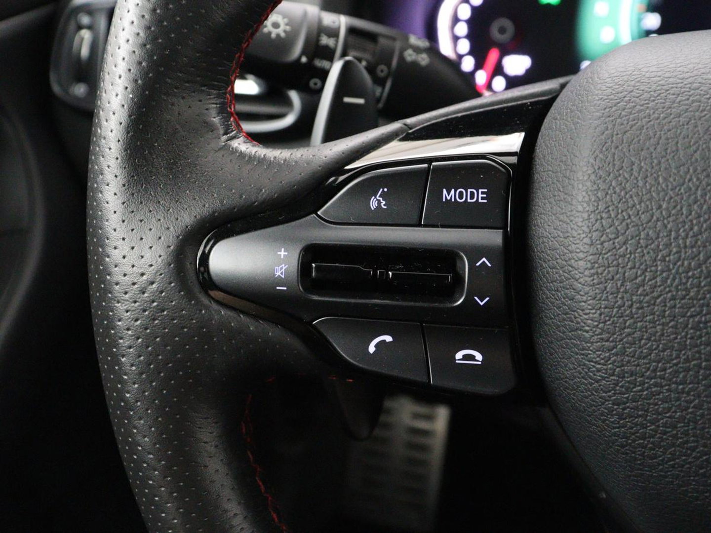 Hyundai i30 1.5 T-GDi MHEV N Line | Stoelverwarming | Leder/Alcantara | Adaptive cruise | Memory | Carplay | Camera | Navigatie | Keyless | Full LED | 18'' | Side Assist | Parkeerhulp