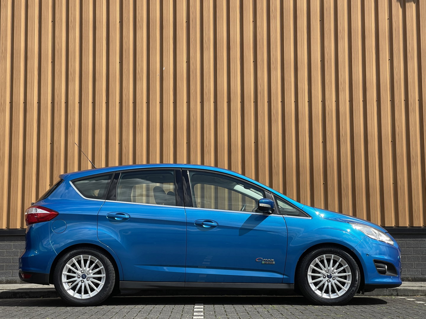 Ford C-MAX 2.0 Plug-in Hybrid Titanium Plus | Leder | Camera | Panoramadak | Stoelverwarming | Elektrische Achterklep | Keyless Go / Keyless Entry | DAB+ | Parkeersensoren | Navigatie |