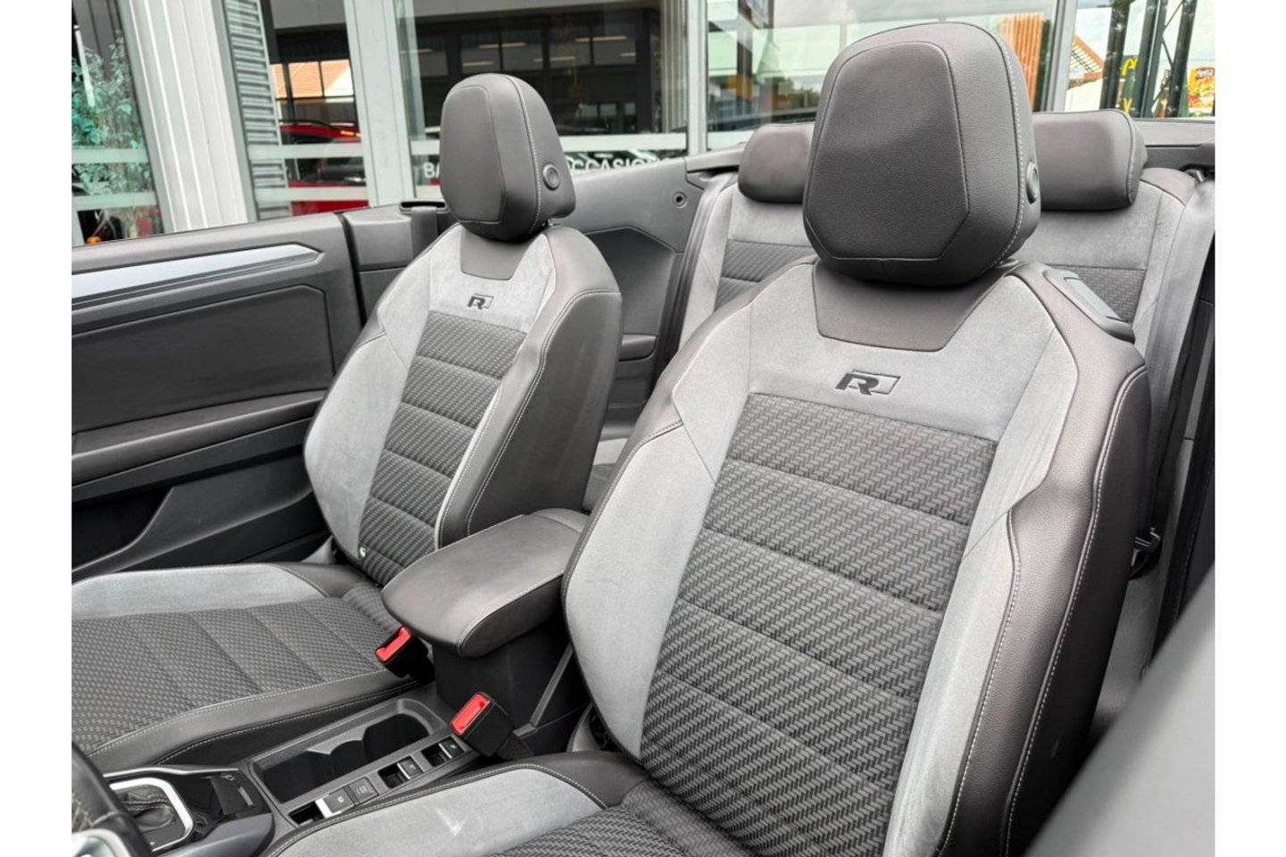 Volkswagen T-Roc 1.5 TSI R-LINE CABRIO 150PK AUTOMAAT AIRCO NAVI.
