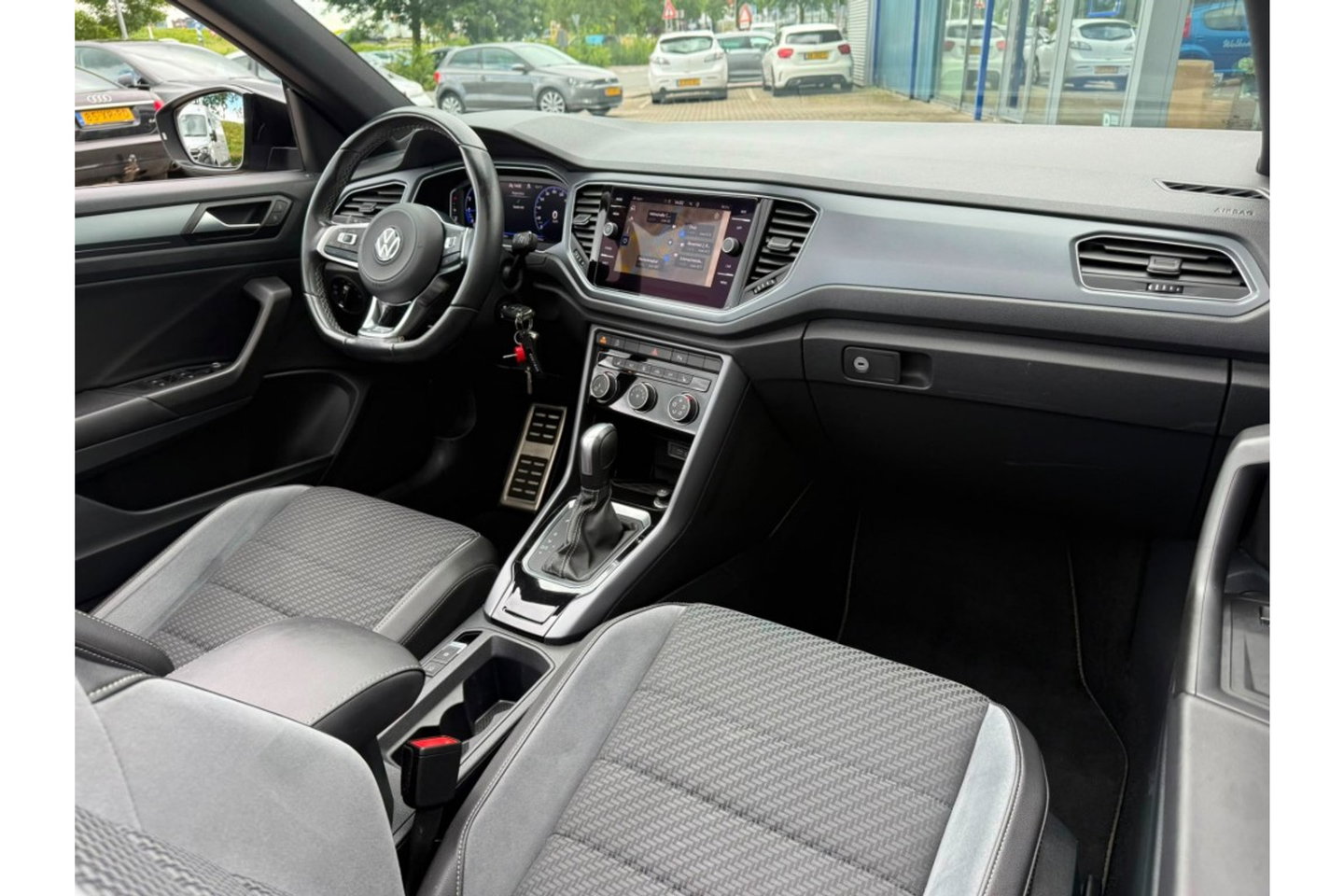 Volkswagen T-Roc 1.5 TSI R-LINE CABRIO 150PK AUTOMAAT AIRCO NAVI.