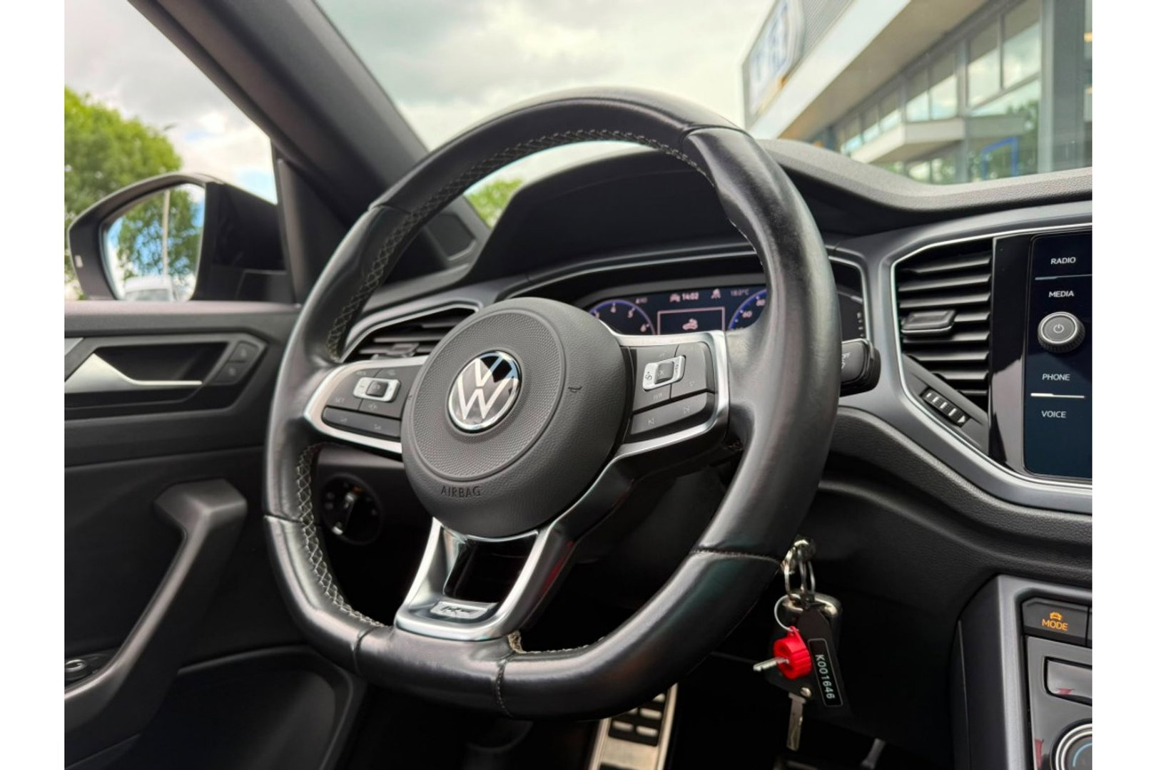 Volkswagen T-Roc 1.5 TSI R-LINE CABRIO 150PK AUTOMAAT AIRCO NAVI.