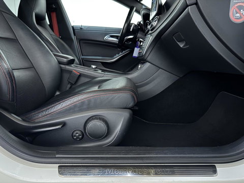 Mercedes-Benz CLA 200 AMG Pano Leer NAVI ACC Camera