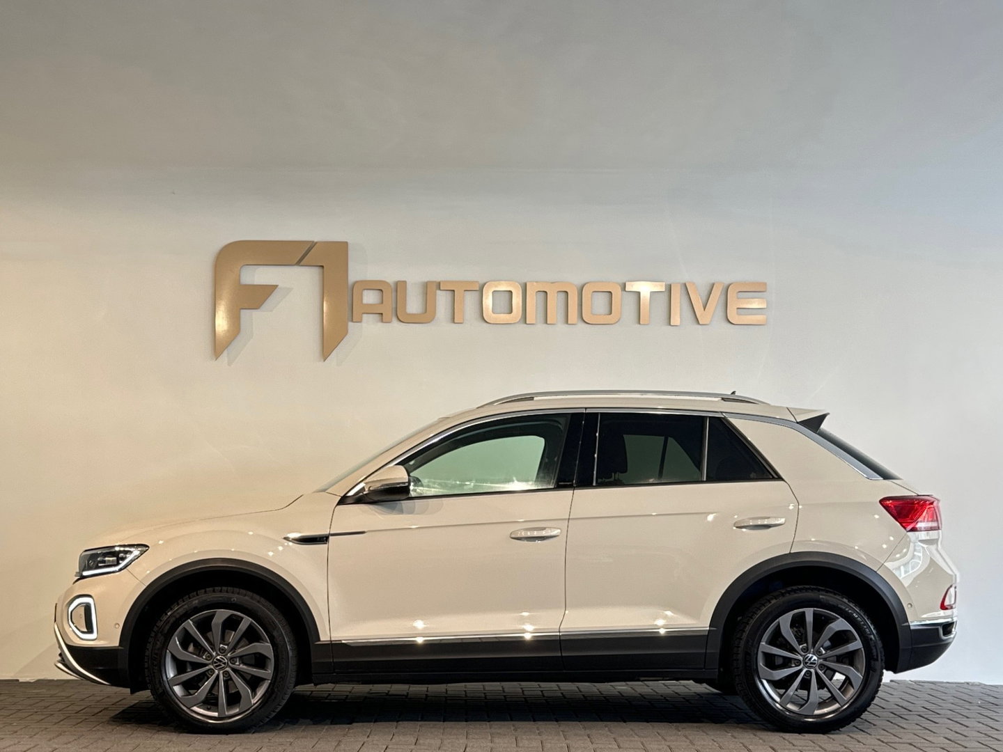 Volkswagen T-Roc 1.5 TSI R-Line Keyless|Sfeer|IQ|Camera|Lane