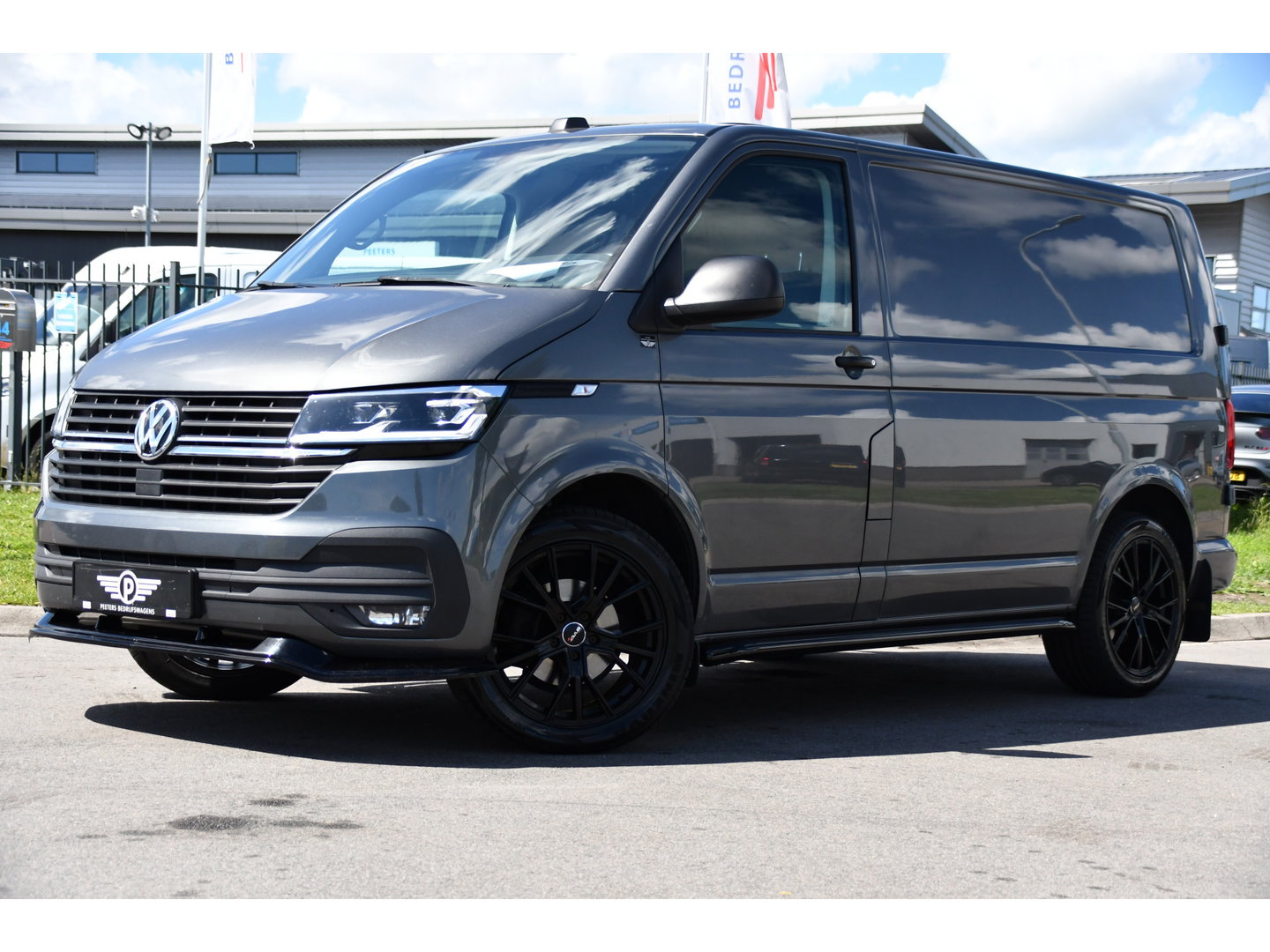 Volkswagen Transporter 2.0 TDI L1H1 30 Bulli Edition Adaptieve Cruise, Camera, Carplay, LED, Stoelverwarming, Standkachel, 150pk, Trekhaak, Uniek!