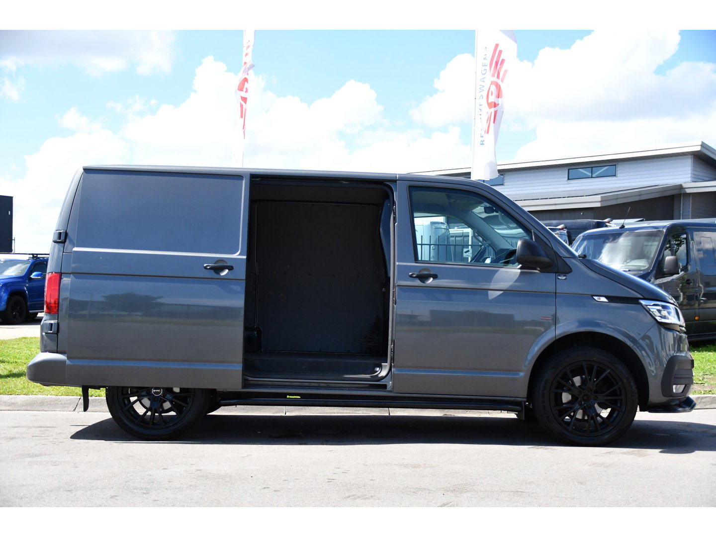 Volkswagen Transporter 2.0 TDI L1H1 30 Bulli Edition Adaptieve Cruise, Camera, Carplay, LED, Stoelverwarming, Standkachel, 150pk, Trekhaak, Uniek!