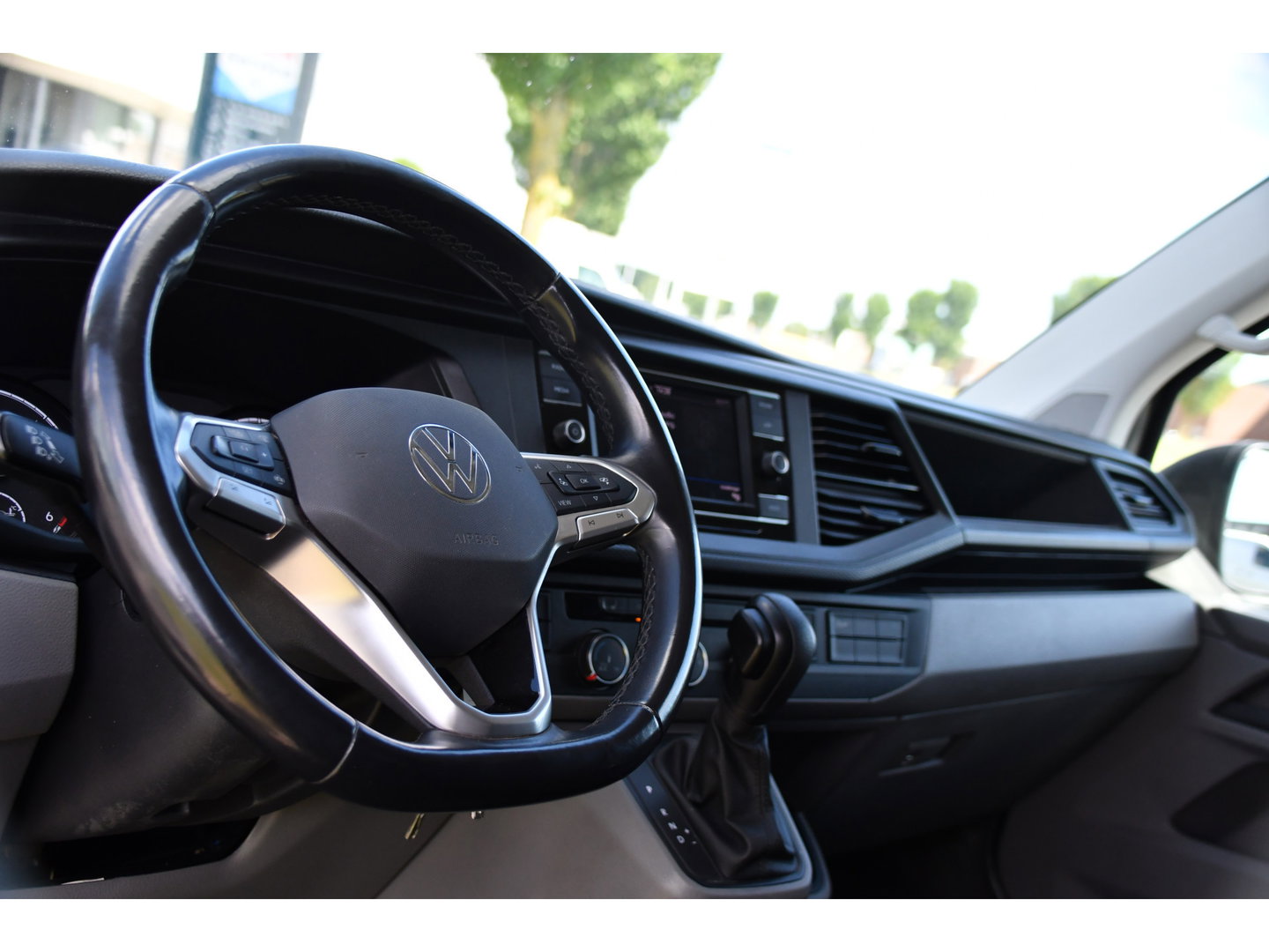 Volkswagen Transporter 2.0 TDI L1H1 30 Bulli Edition Adaptieve Cruise, Camera, Carplay, LED, Stoelverwarming, Standkachel, 150pk, Trekhaak, Uniek!