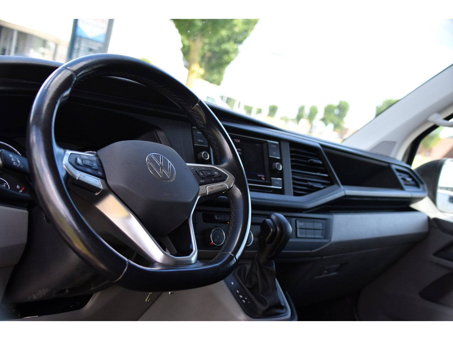 Volkswagen Transporter 2.0 TDI L1H1 30 Bulli Edition Adaptieve Cruise, Camera, Carplay, LED, Stoelverwarming, Standkachel, 150pk, Trekhaak, Uniek!