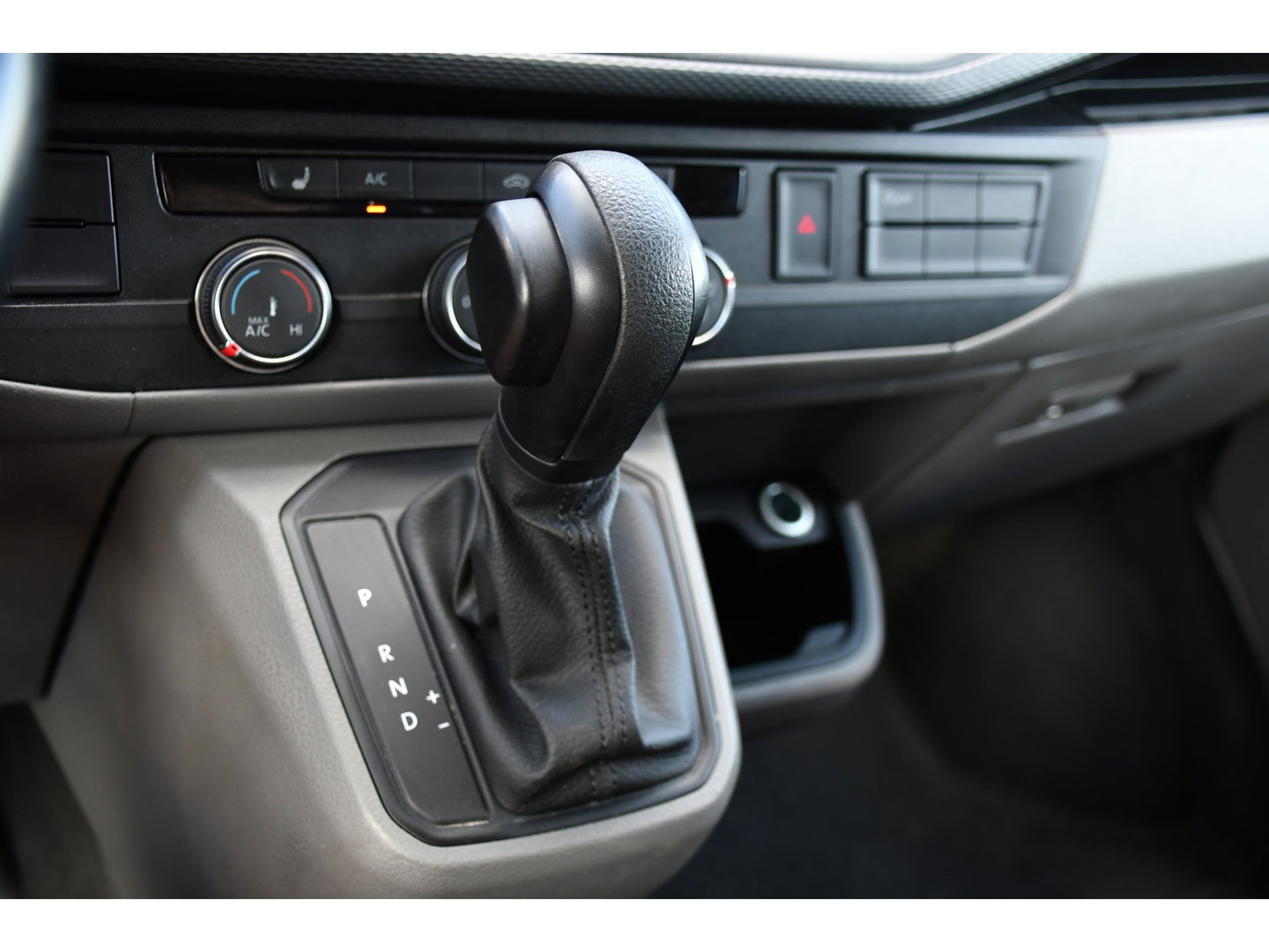 Volkswagen Transporter 2.0 TDI L1H1 30 Bulli Edition Adaptieve Cruise, Camera, Carplay, LED, Stoelverwarming, Standkachel, 150pk, Trekhaak, Uniek!