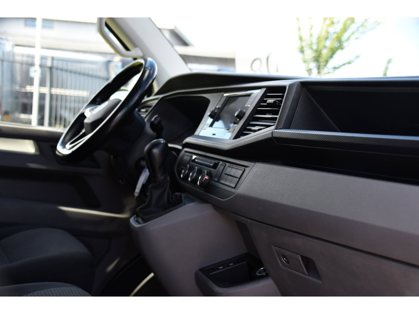 Volkswagen Transporter 2.0 TDI L1H1 30 Bulli Edition Adaptieve Cruise, Camera, Carplay, LED, Stoelverwarming, Standkachel, 150pk, Trekhaak, Uniek!