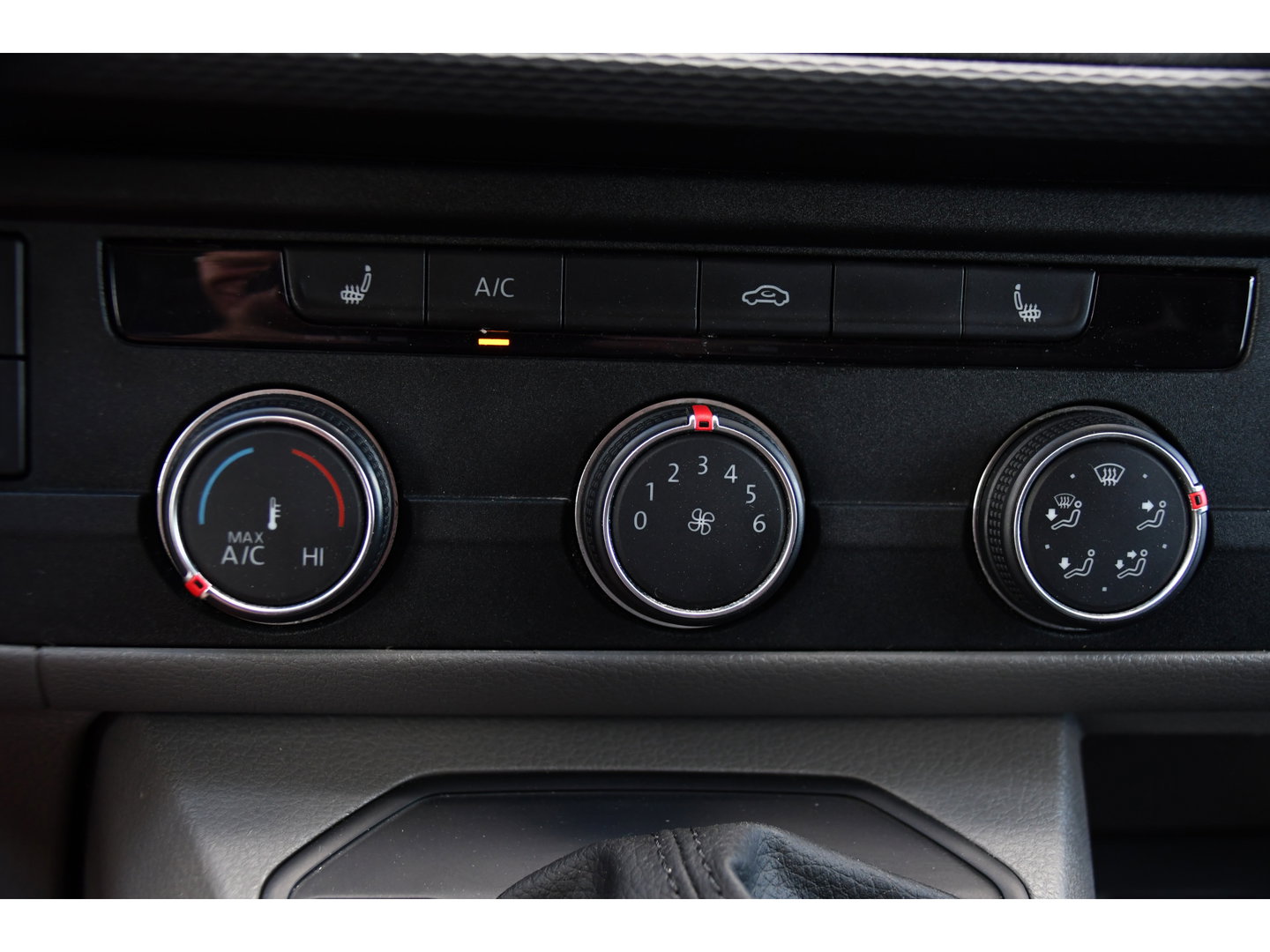 Volkswagen Transporter 2.0 TDI L1H1 30 Bulli Edition Adaptieve Cruise, Camera, Carplay, LED, Stoelverwarming, Standkachel, 150pk, Trekhaak, Uniek!