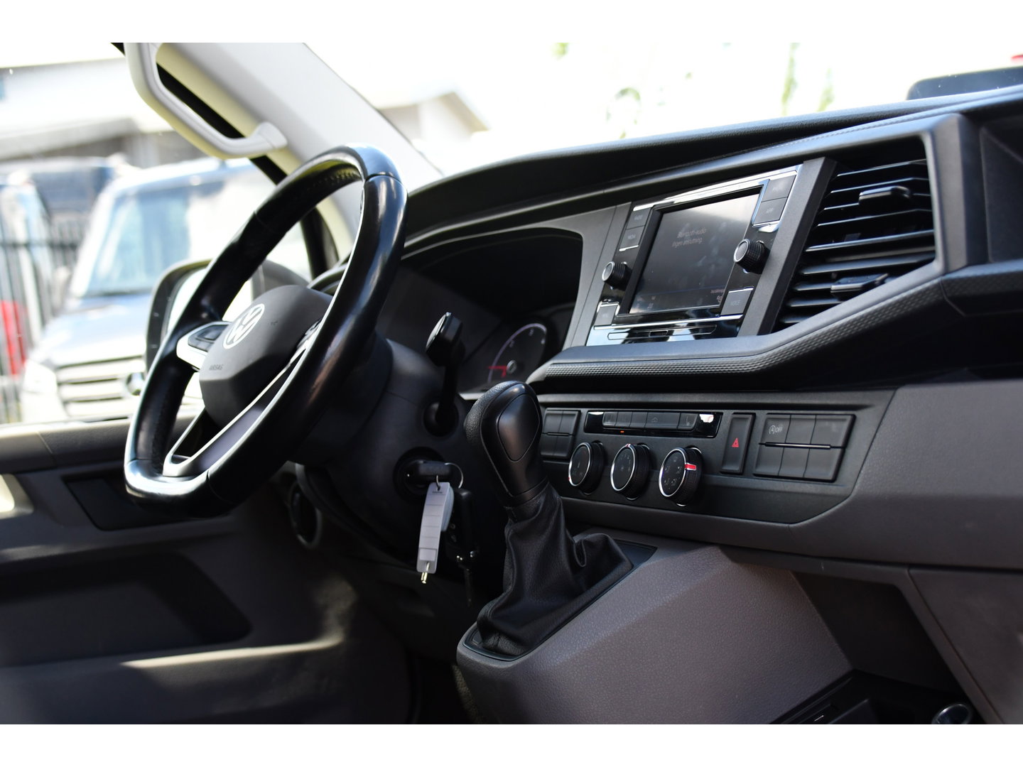 Volkswagen Transporter 2.0 TDI L1H1 30 Bulli Edition Adaptieve Cruise, Camera, Carplay, LED, Stoelverwarming, Standkachel, 150pk, Trekhaak, Uniek!