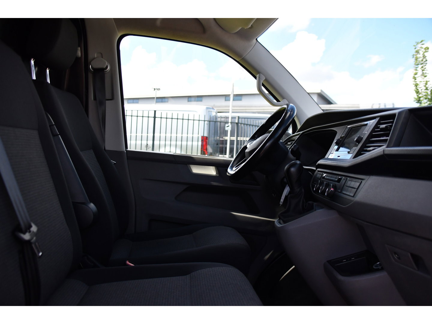 Volkswagen Transporter 2.0 TDI L1H1 30 Bulli Edition Adaptieve Cruise, Camera, Carplay, LED, Stoelverwarming, Standkachel, 150pk, Trekhaak, Uniek!