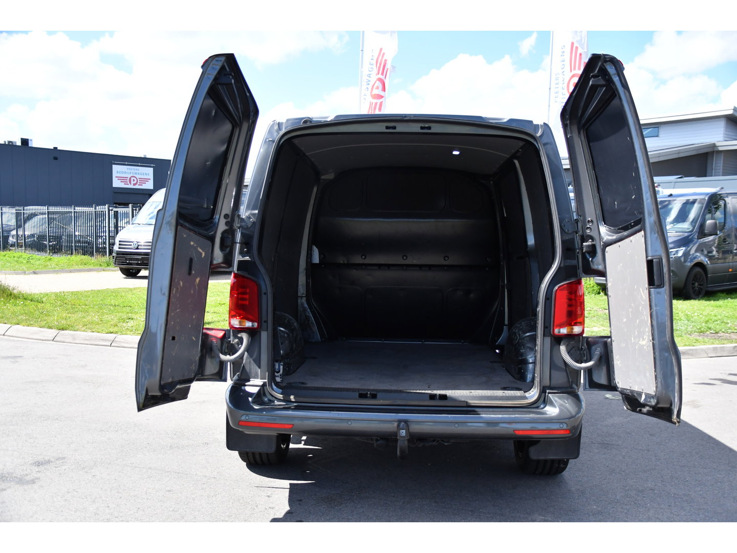 Volkswagen Transporter 2.0 TDI L1H1 30 Bulli Edition Adaptieve Cruise, Camera, Carplay, LED, Stoelverwarming, Standkachel, 150pk, Trekhaak, Uniek!