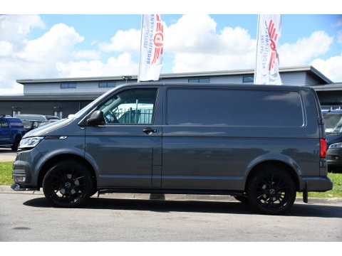 Volkswagen Transporter 2.0 TDI L1H1 30 Bulli Edition Adaptieve Cruise, Camera, Carplay, LED, Stoelverwarming, Standkachel, 150pk, Trekhaak, Uniek!