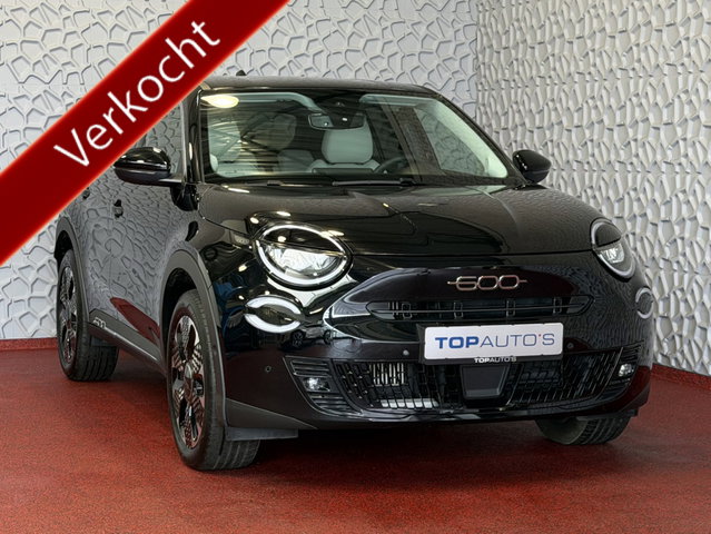 Fiat 600 - 1.2 Hybrid La Prima • Luxe Leder • Massage • Elek. Stoel • ACC • Camera • Elek. Klep • 18" LMV ✅ Top Auto Fiat Wijchen , 30 Jaar ervaring in Fiat , Wij leveren de : Icon / La Prima / Pop / Sport . Urban / Benzine / Hybrid . Met Fabrieksgarantie ✅