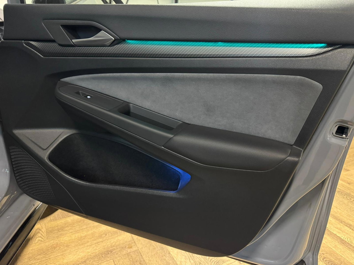 Volkswagen Golf 1.5 eTSI R-Line PANO KEYLESS CAM