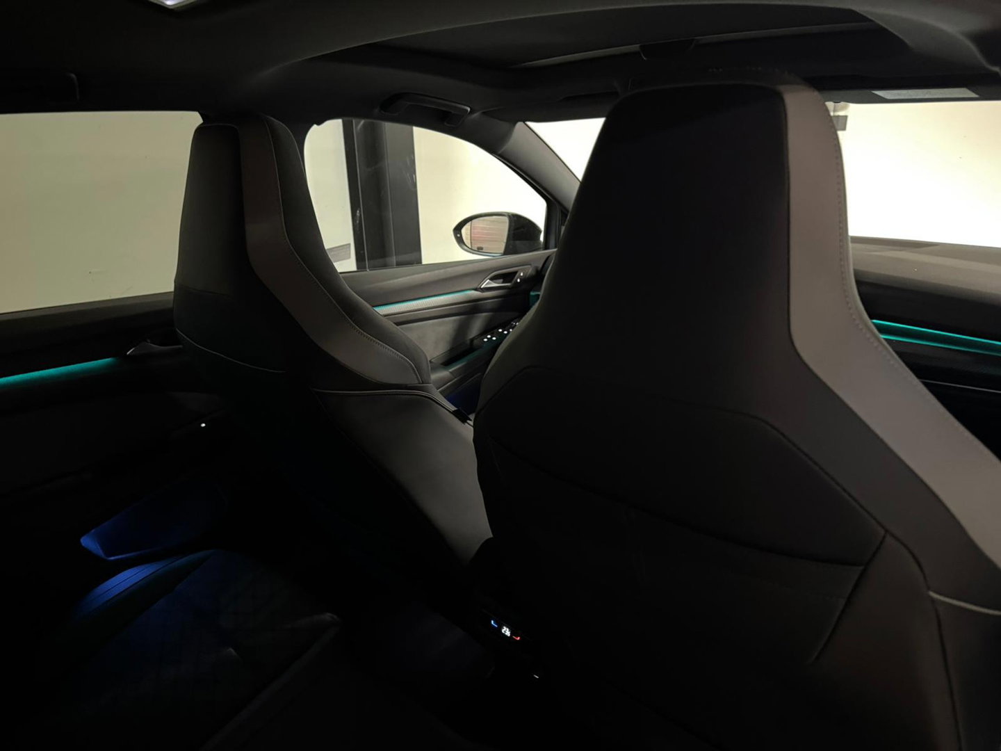 Volkswagen Golf 1.5 eTSI R-Line PANO KEYLESS CAM