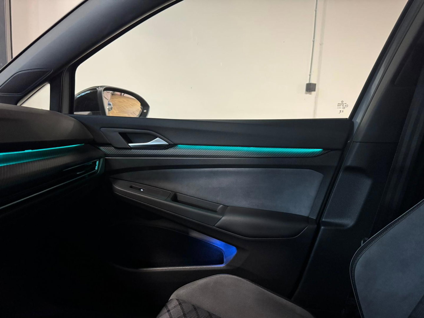 Volkswagen Golf 1.5 eTSI R-Line PANO KEYLESS CAM