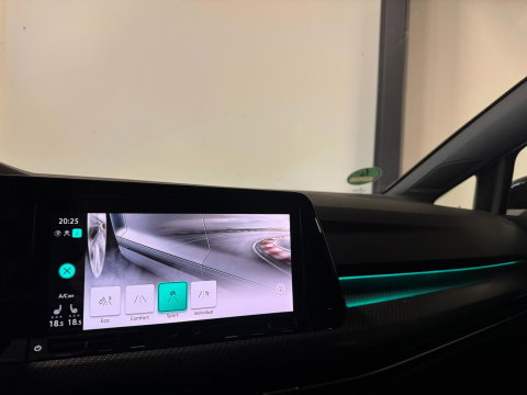 Volkswagen Golf 1.5 eTSI R-Line PANO KEYLESS CAM