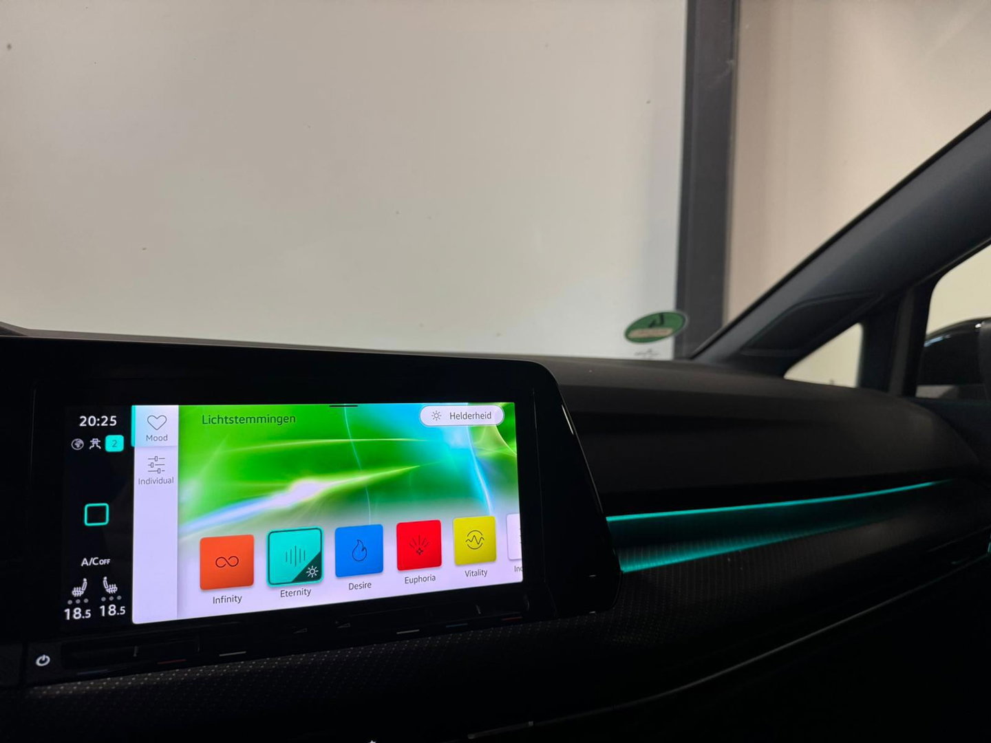 Volkswagen Golf 1.5 eTSI R-Line PANO KEYLESS CAM