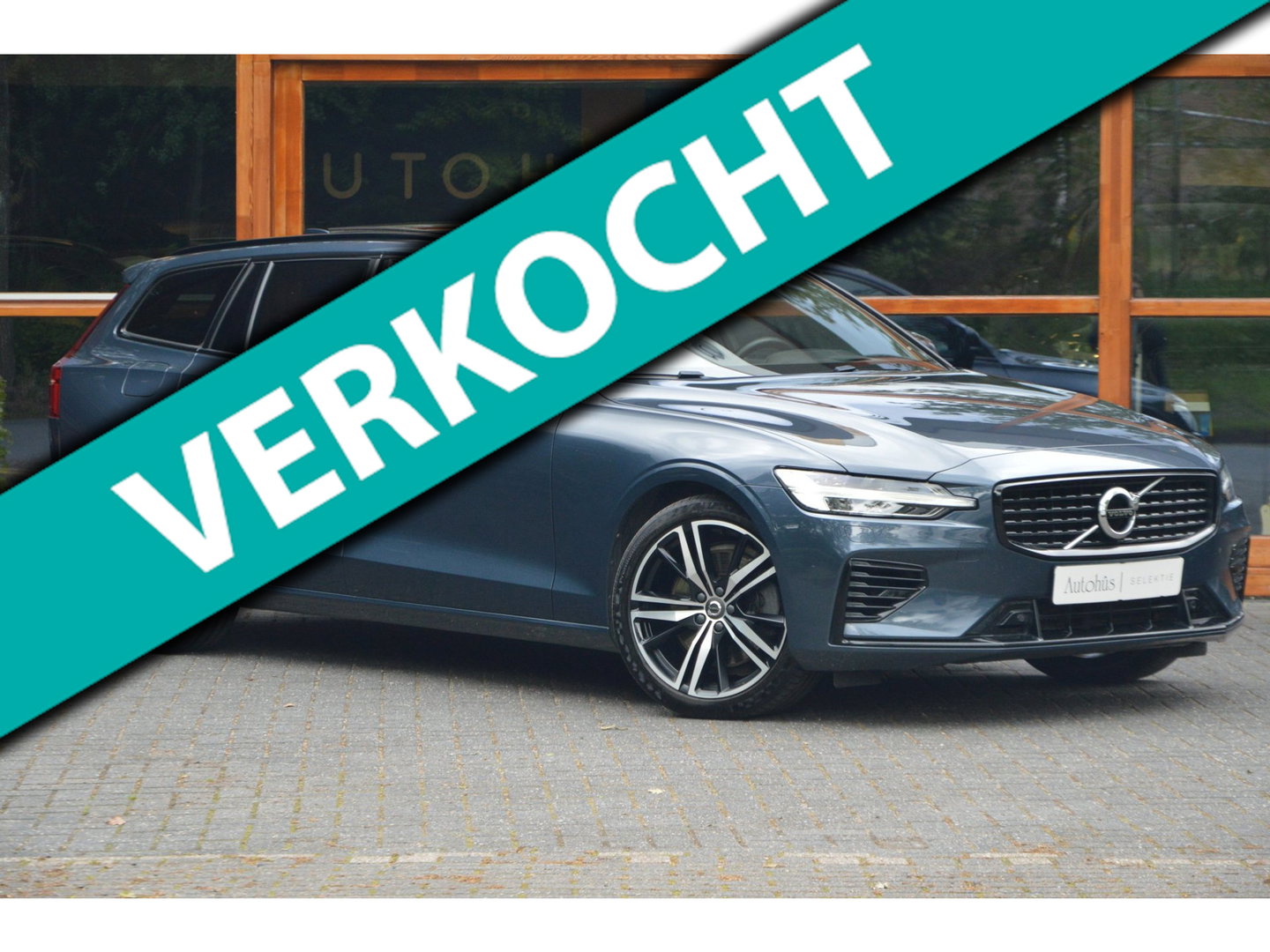Volvo V60 T6 Hybride AWD Plus Dark LONG RANGE | Head-Up | Panoramadak | Stoel + Stuur Verwarming | Camera | Trekhaak |