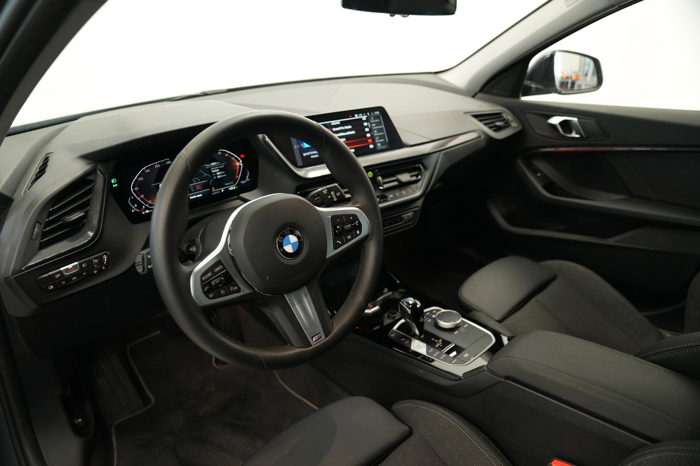 BMW 1 Serie 118i Business Edition Plus Keyless Go PDC LED CArplay 24 Maanden garantie* (Vraag naar de voorwaarden)