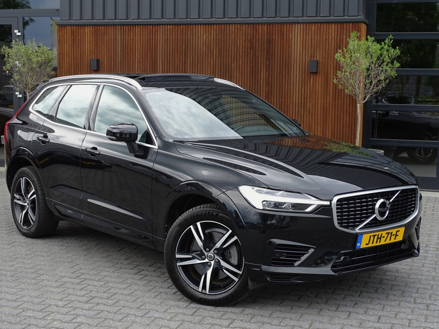 Volvo XC60 T8 408PK AWD / R-Design / LED