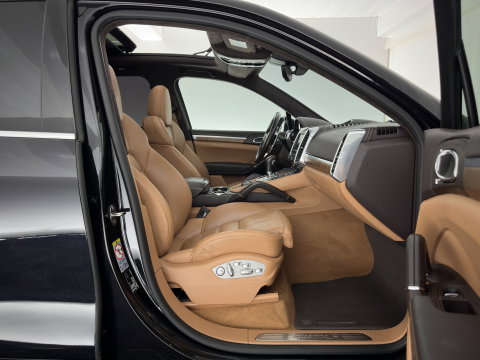 Porsche Cayenne 3.0 S E-Hybrid Aut. *PANO | SPORT-CHRONO | LEATHER | FULL-LED | BLINDSPOT | MEMORY-PACK | TOP-VIEW | BOSE-SOUND | KEYLESS | AIR-SUSPENSION | HEATED-SPORTSEATS | PRIVACY-GLASS | SHIFTPADDLES | DAB | 21''ALU