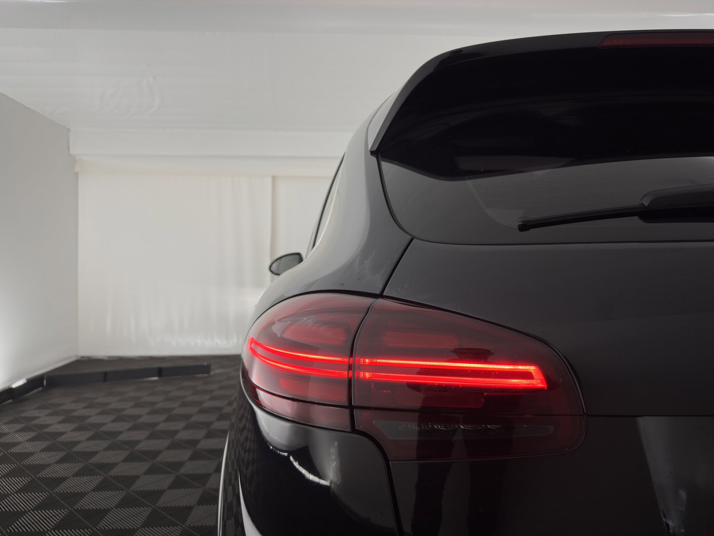 Porsche Cayenne 3.0 S E-Hybrid Aut. *PANO | SPORT-CHRONO | LEATHER | FULL-LED | BLINDSPOT | MEMORY-PACK | TOP-VIEW | BOSE-SOUND | KEYLESS | AIR-SUSPENSION | HEATED-SPORTSEATS | PRIVACY-GLASS | SHIFTPADDLES | DAB | 21''ALU