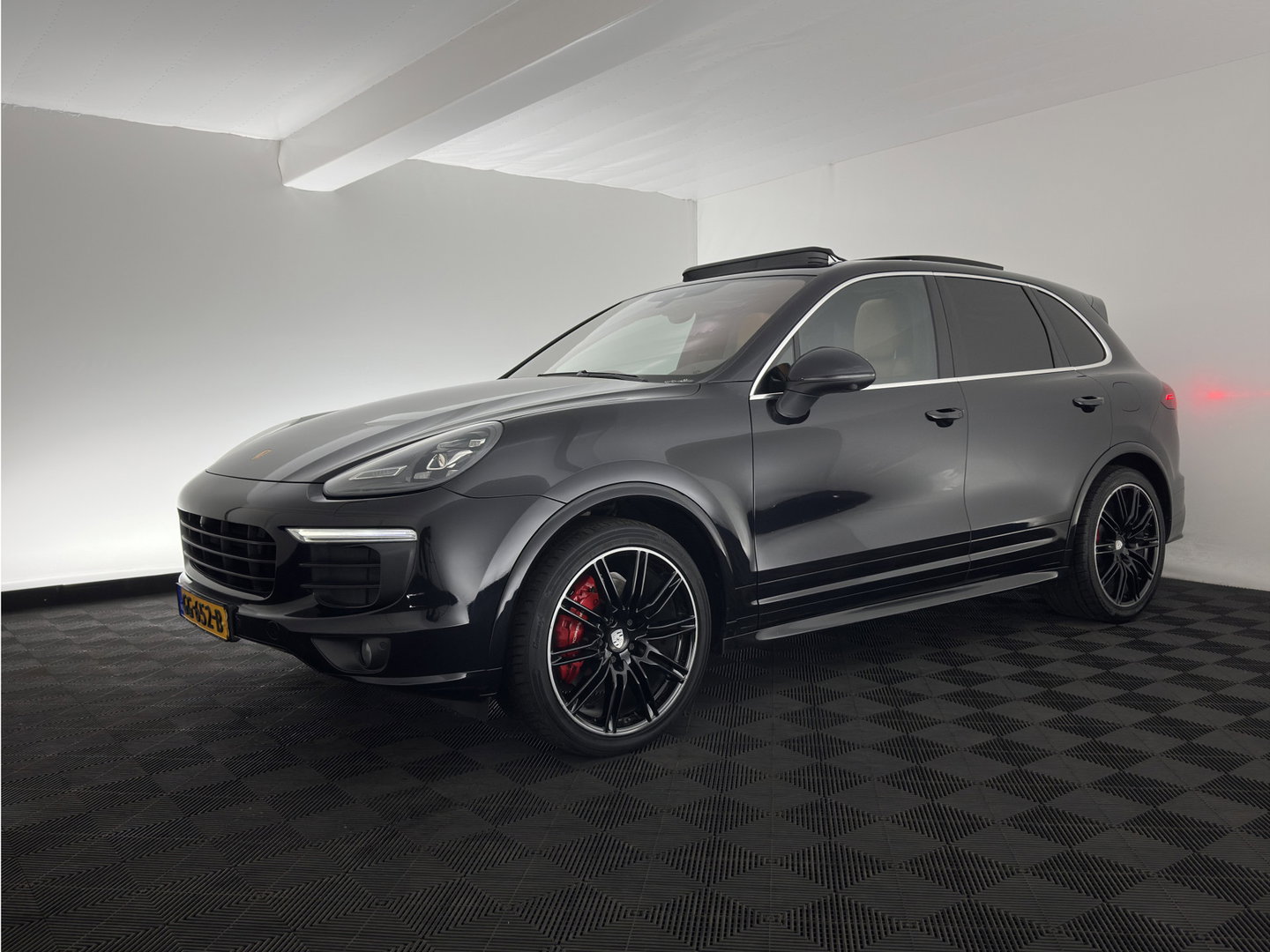 Porsche Cayenne 3.0 S E-Hybrid Aut. *PANO | SPORT-CHRONO | LEATHER | FULL-LED | BLINDSPOT | MEMORY-PACK | TOP-VIEW | BOSE-SOUND | KEYLESS | AIR-SUSPENSION | HEATED-SPORTSEATS | PRIVACY-GLASS | SHIFTPADDLES | DAB | 21''ALU