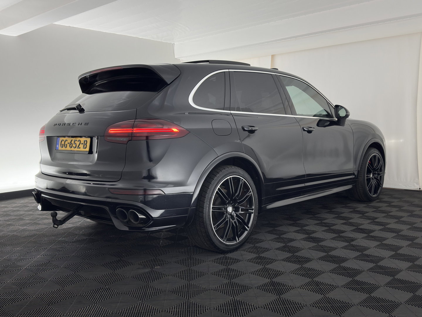 Porsche Cayenne 3.0 S E-Hybrid Aut. *PANO | SPORT-CHRONO | LEATHER | FULL-LED | BLINDSPOT | MEMORY-PACK | TOP-VIEW | BOSE-SOUND | KEYLESS | AIR-SUSPENSION | HEATED-SPORTSEATS | PRIVACY-GLASS | SHIFTPADDLES | DAB | 21''ALU