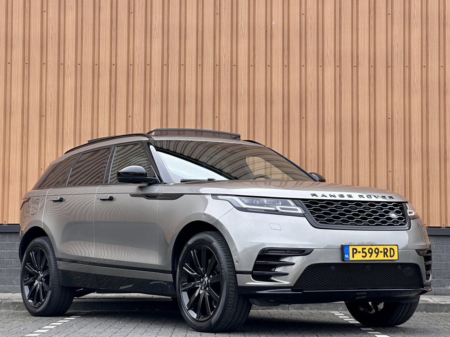 Land Rover Range Rover Velar 2.0 P300 Turbo AWD R-Dynamic S | Panoramadak | Navigatie | Keyless GO | Luchtvering | HUD | Camera | Zwarte Hemel |