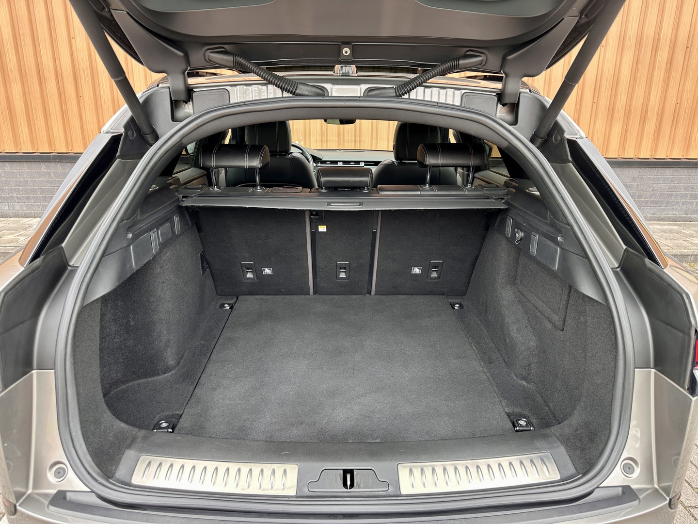 Land Rover Range Rover Velar 2.0 P300 Turbo AWD R-Dynamic S | Panoramadak | Navigatie | Keyless GO | Luchtvering | HUD | Camera | Zwarte Hemel |