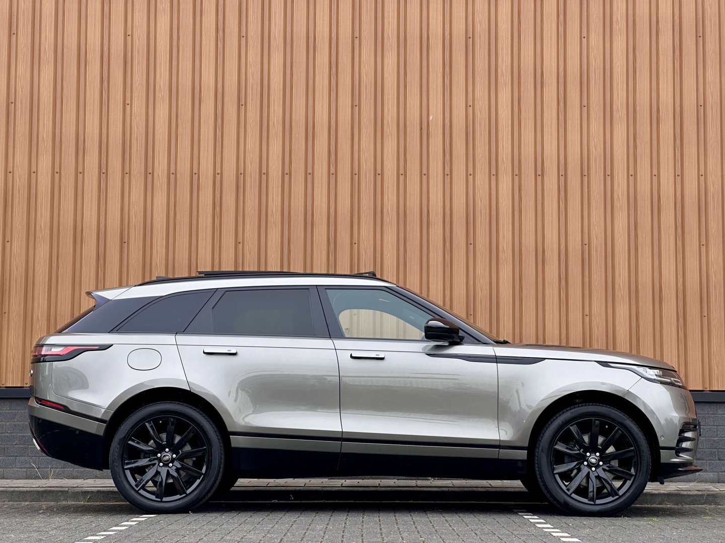 Land Rover Range Rover Velar 2.0 P300 Turbo AWD R-Dynamic S | Panoramadak | Navigatie | Keyless GO | Luchtvering | HUD | Camera | Zwarte Hemel |