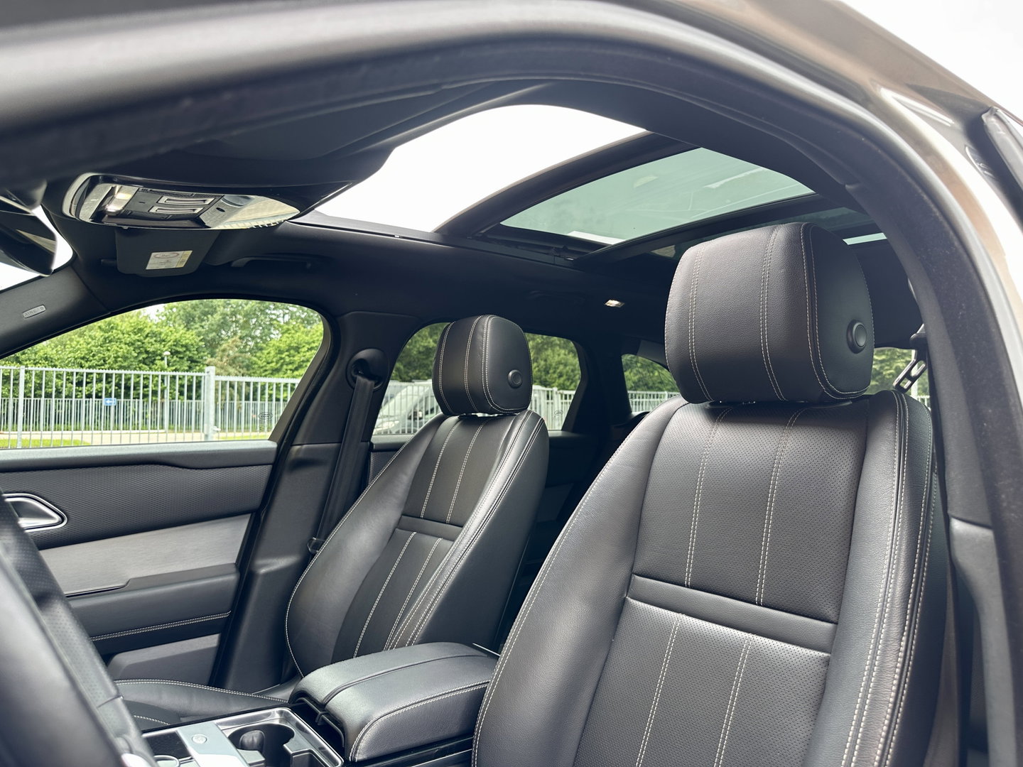 Land Rover Range Rover Velar 2.0 P300 Turbo AWD R-Dynamic S | Panoramadak | Navigatie | Keyless GO | Luchtvering | HUD | Camera | Zwarte Hemel |