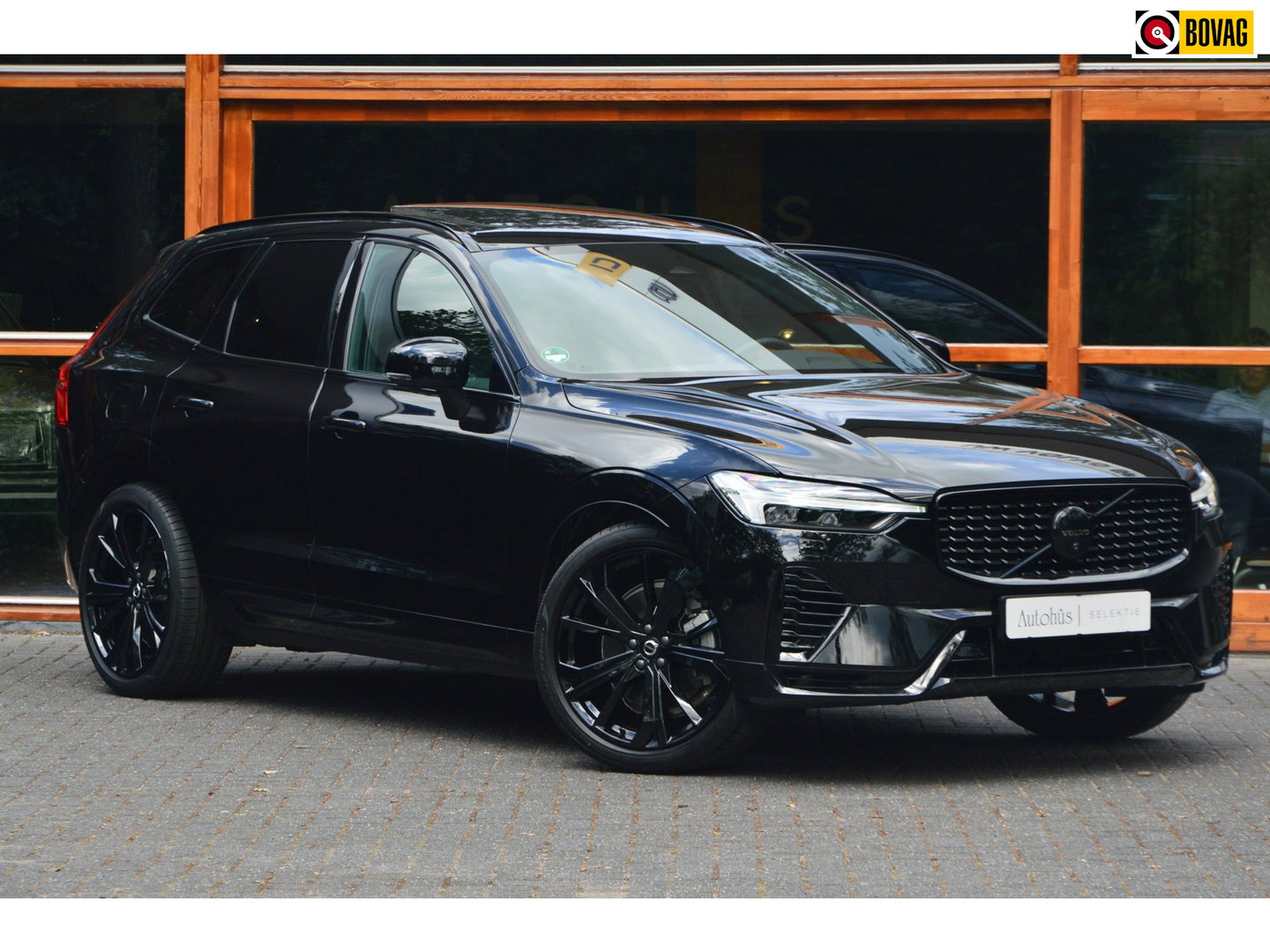 Volvo XC60 Hybride AWD Plus Black Edition | Luchtvering | Bowers & Wilkins | Panoramadak | 360° Camera | Stoel + Stuur Verwarmd |