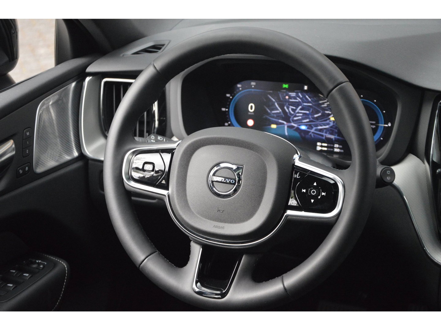 Volvo XC60 Hybride AWD Plus Black Edition | Luchtvering | Bowers & Wilkins | Panoramadak | 360° Camera | Stoel + Stuur Verwarmd |