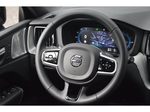 Volvo XC60 Hybride AWD Plus Black Edition | Luchtvering | Bowers & Wilkins | Panoramadak | 360° Camera | Stoel + Stuur Verwarmd |