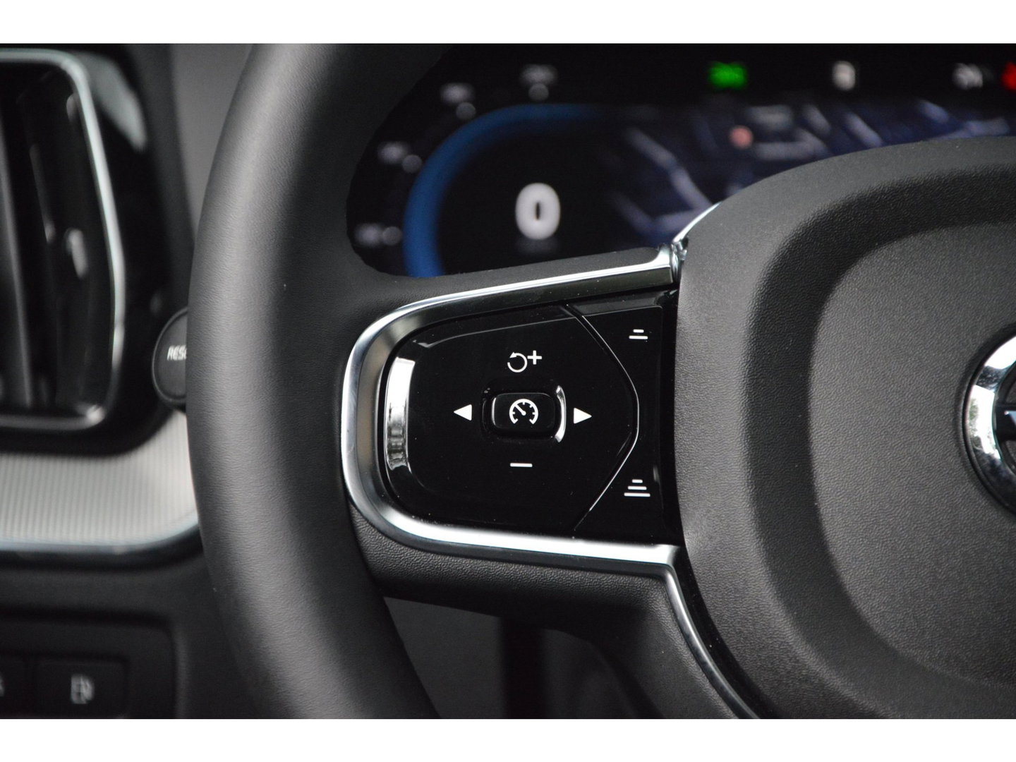 Volvo XC60 Hybride AWD Plus Black Edition | Luchtvering | Bowers & Wilkins | Panoramadak | 360° Camera | Stoel + Stuur Verwarmd |