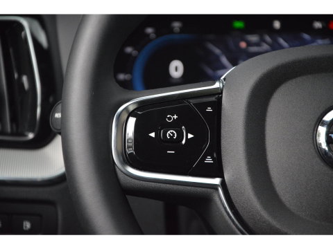 Volvo XC60 Hybride AWD Plus Black Edition | Luchtvering | Bowers & Wilkins | Panoramadak | 360° Camera | Stoel + Stuur Verwarmd |